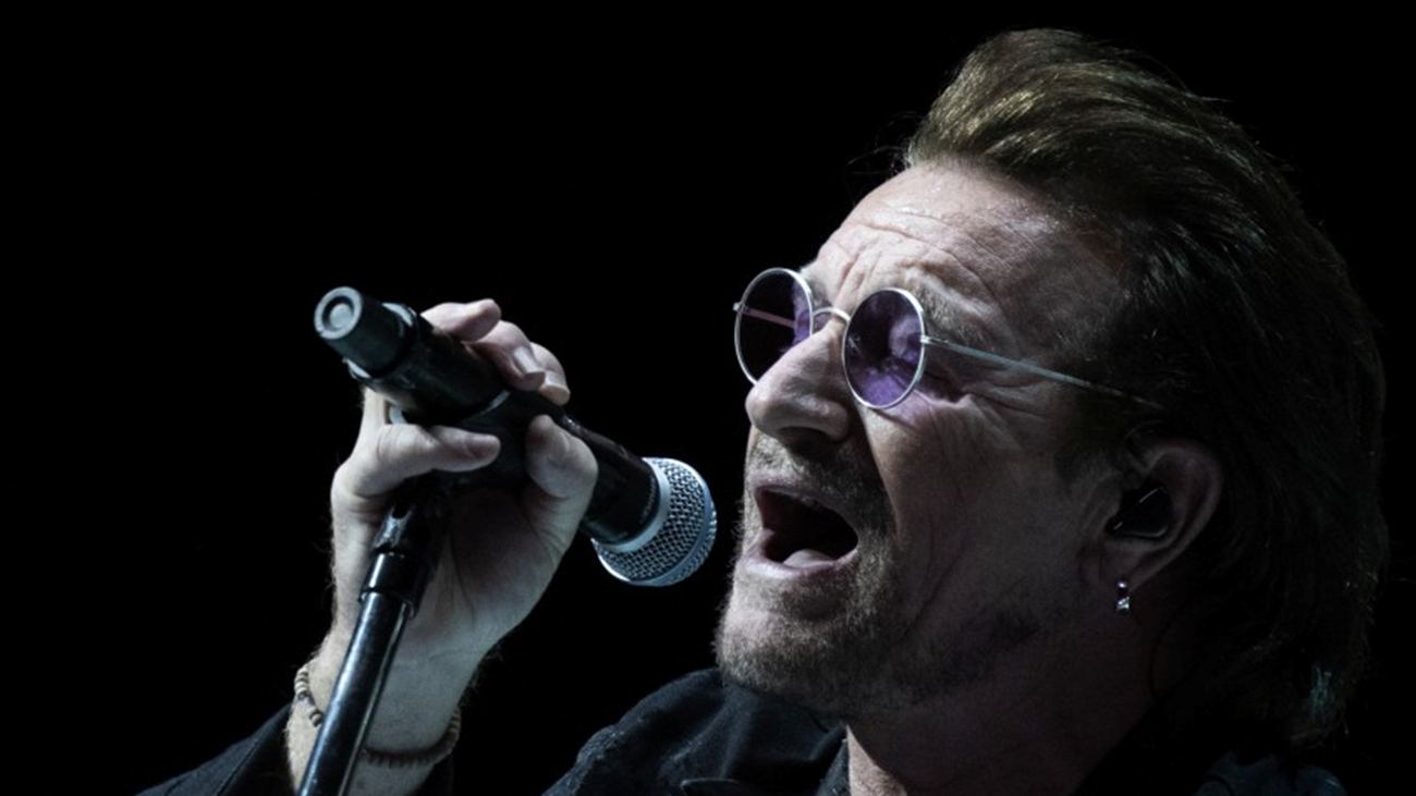 Se Bono och The Edge uppträda i skyddsrum i Kiev