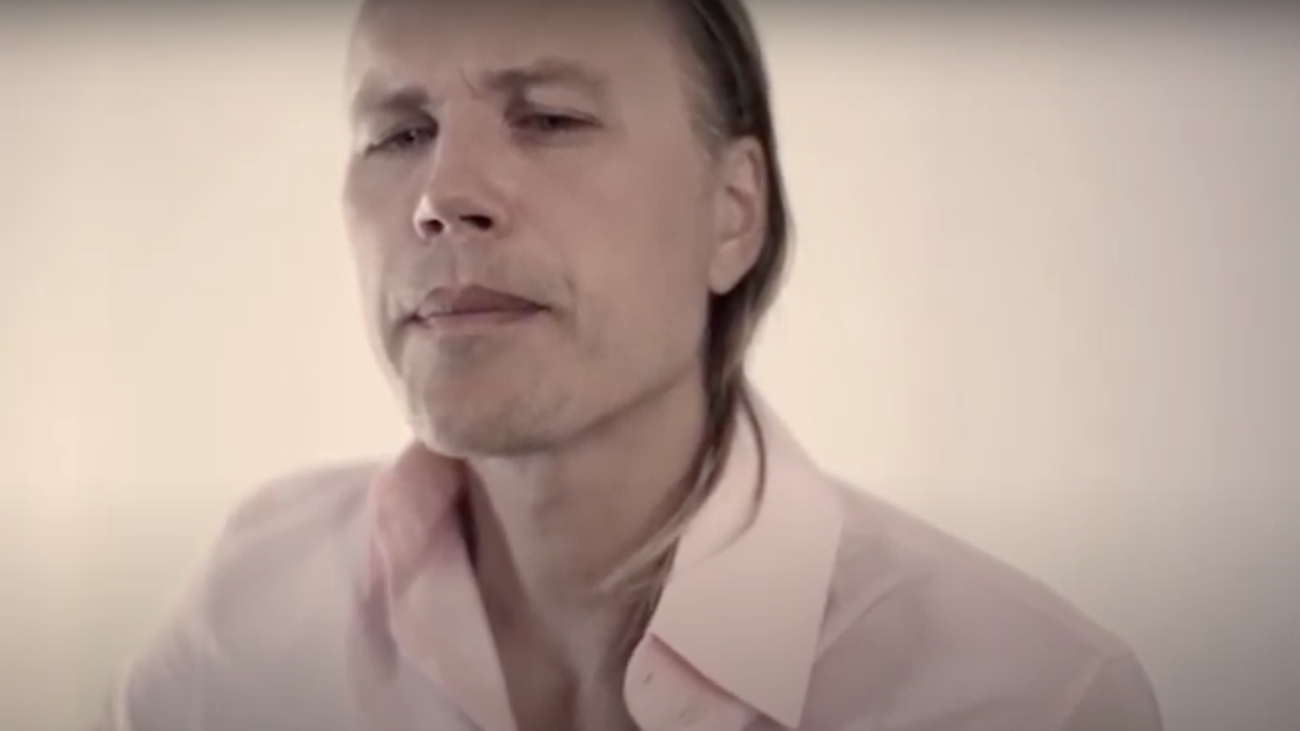 PREMIÄR: Christian Kjellvander besvarar en gammal låt
