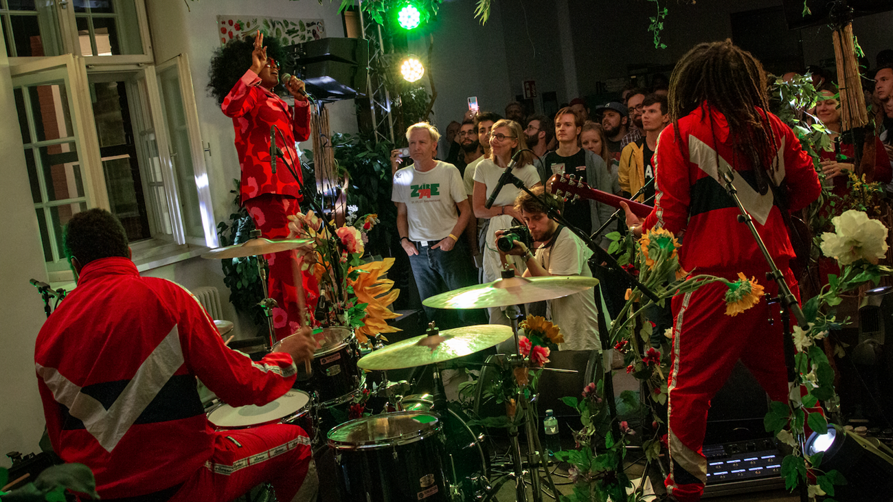 REPORTAGE: Frispråkig hippie-pop, förtrollande pianospel och svensk knockout på Waves Vienna