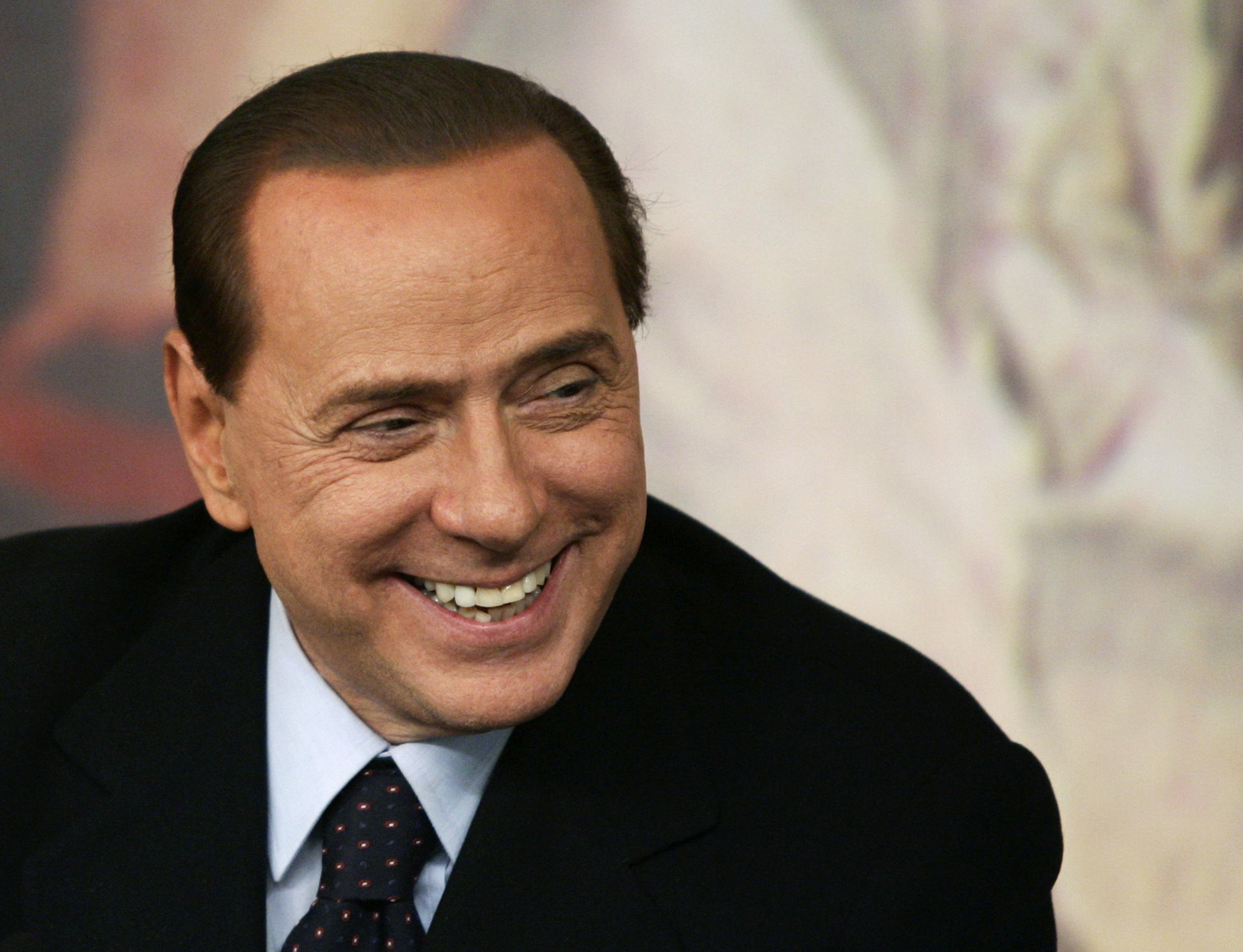 Berlusconi sadlar om 